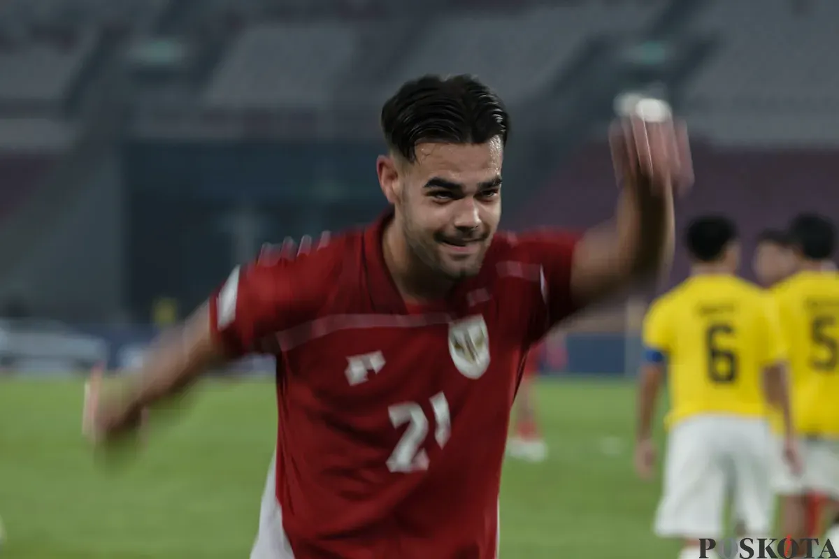 Pesepak bola Timnas U23 Jens Raven berselebrasi usai mencetak gol melawan Timnas U23 Brunei Darussalam dalam pertandingan penyisihan Grup A Piala AFF U-23 2025 di Stadion Utama Gelora Bung Karno (SUGBK), Senayan, Jakarta, Selasa, 15 Juli 2025. (Sumber: Poskota/Bilal Nugraha Ginanjar)
