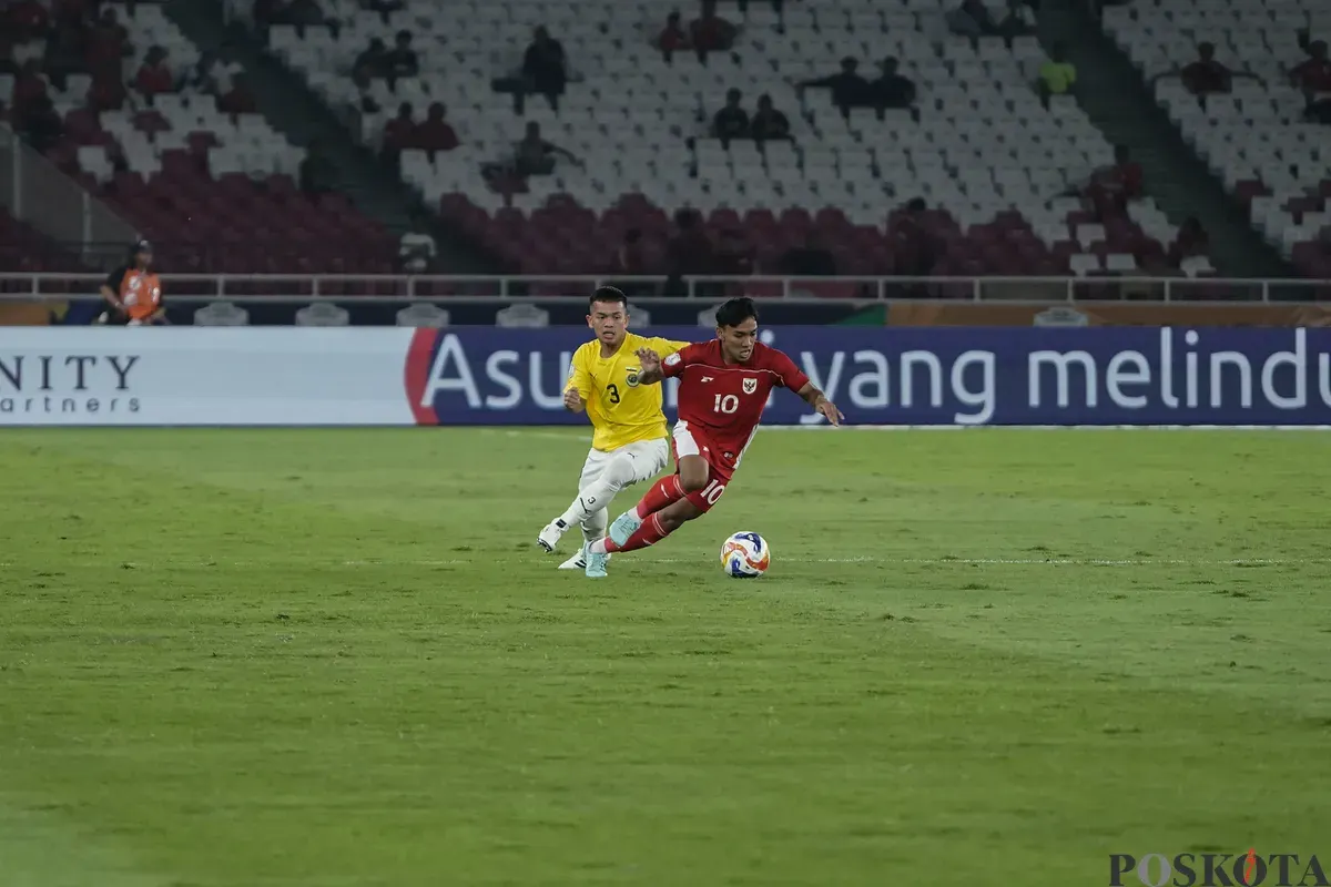 Pesepak bola Timnas U23 Arkhan Fikri berduel saat melawan Timnas U23 Brunei Darussalam dalam pertandingan penyisihan Grup A Piala AFF U-23 2025 di Stadion Utama Gelora Bung Karno (SUGBK), Senayan, Jakarta, Selasa, 15 Juli 2025. (Sumber: Poskota/Bilal Nugraha Ginanjar)