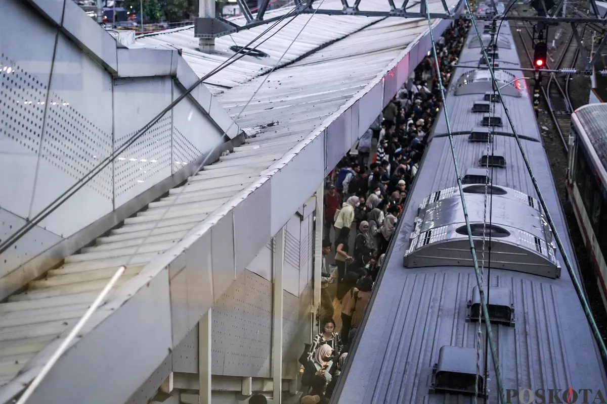 Calon penumpang menunggu kereta Commuter Line di Stasiun Duri, Tambora, Jakarta Barat, Rabu, 16 Juli 2025. (Sumber: Poskota/Bilal Nugraha Ginanjar)