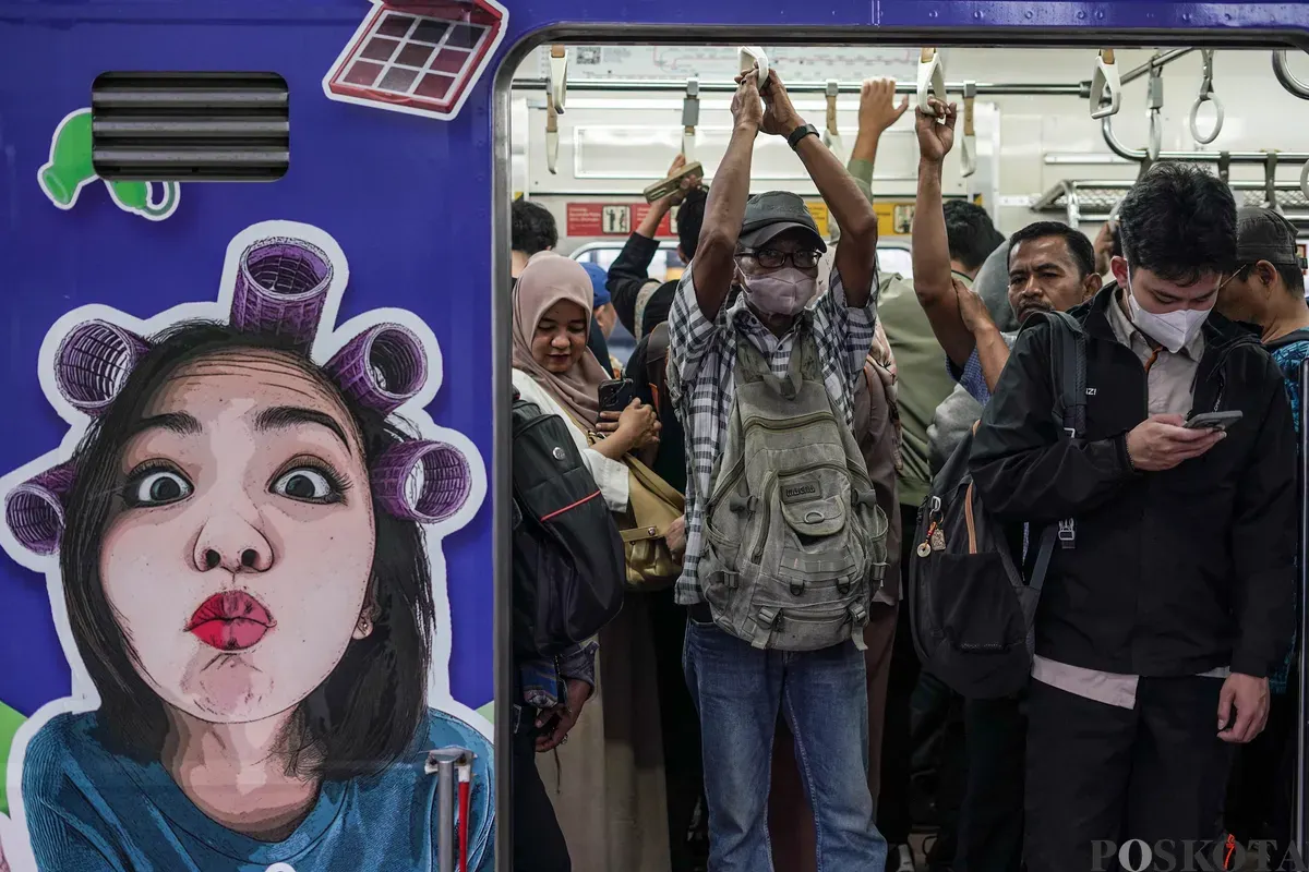 Penumpang menaiki kereta Commuter Line di Stasiun Duri, Tambora, Jakarta Barat, Rabu, 16 Juli 2025. (Sumber: Poskota/Bilal Nugraha Ginanjar)
