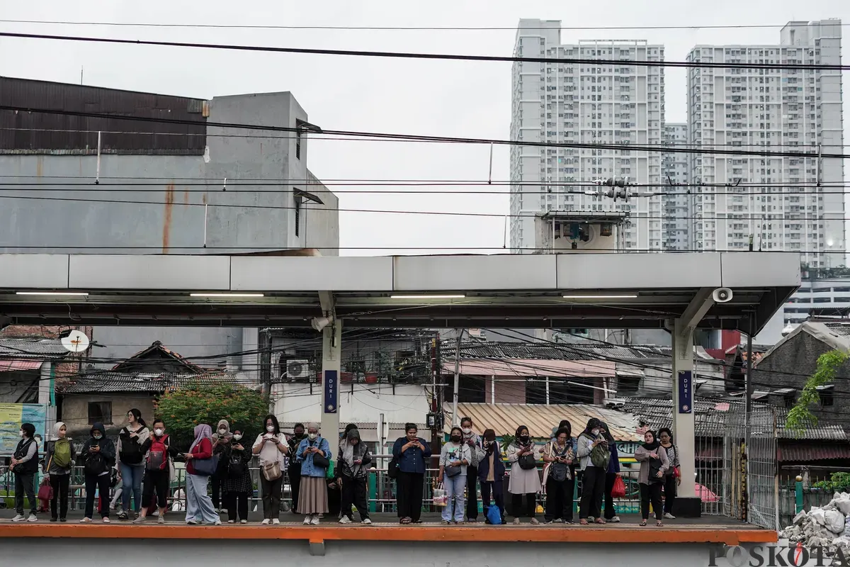 Calon penumpang menunggu kereta Commuter Line di Stasiun Duri, Tambora, Jakarta Barat, Rabu, 16 Juli 2025. (Sumber: Poskota/Bilal Nugraha Ginanjar)