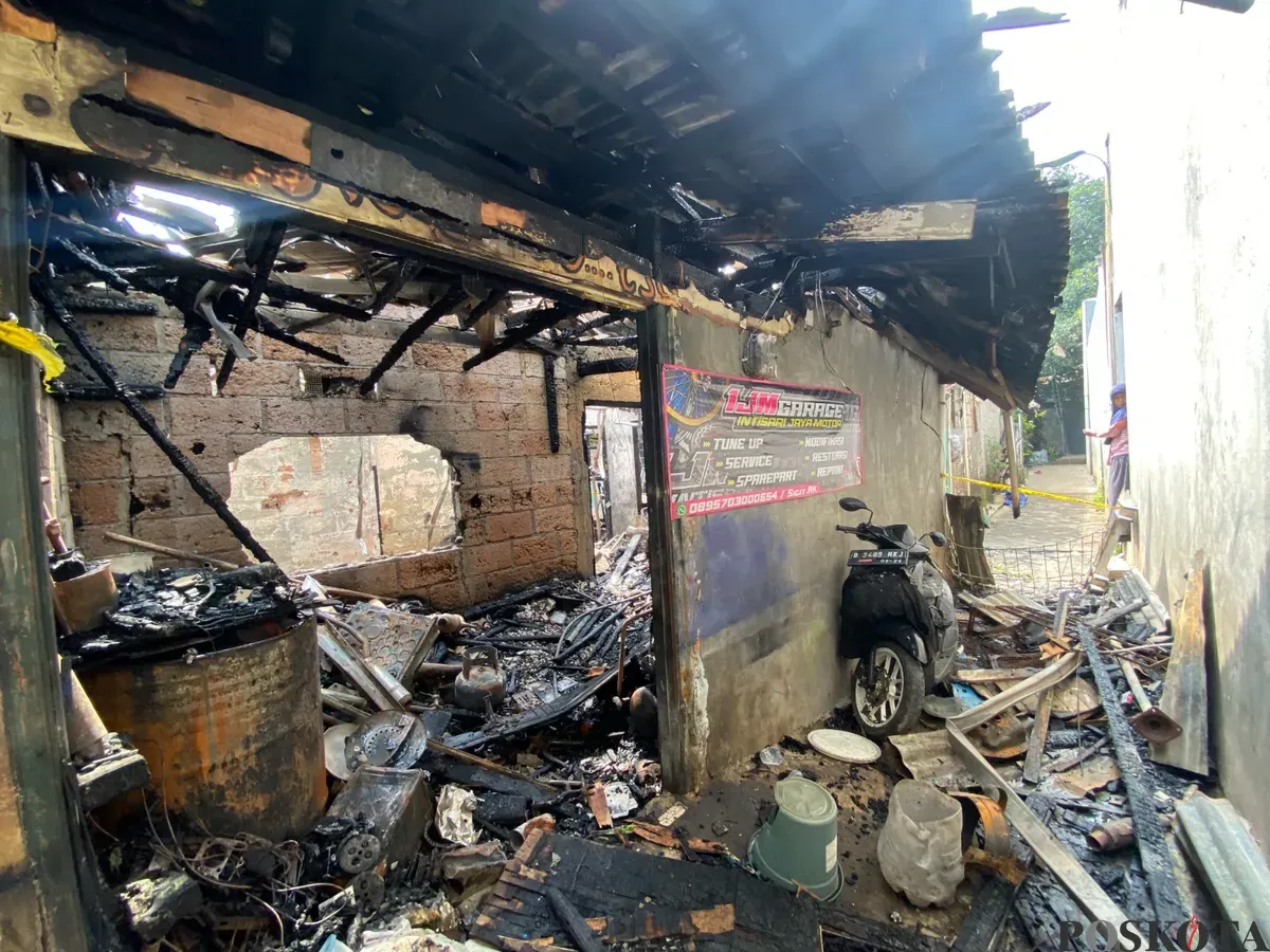 Kondisi rumah sekaligus bengkel motor yang ludes terbakar di Ciputat. (Sumber: Poskota/Primayanti Juli Kumala Manalu)