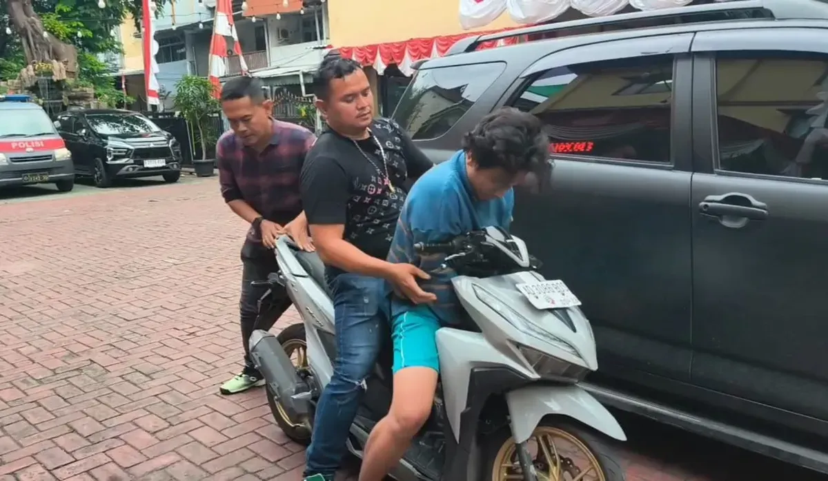 Unit Reskrim Polsek Tambora Jakarta Barat menangkap seorang pria pemalak sopir mobil travel yang sempat viral di media sosial (Medsos). (Sumber: Polsek Tambora)