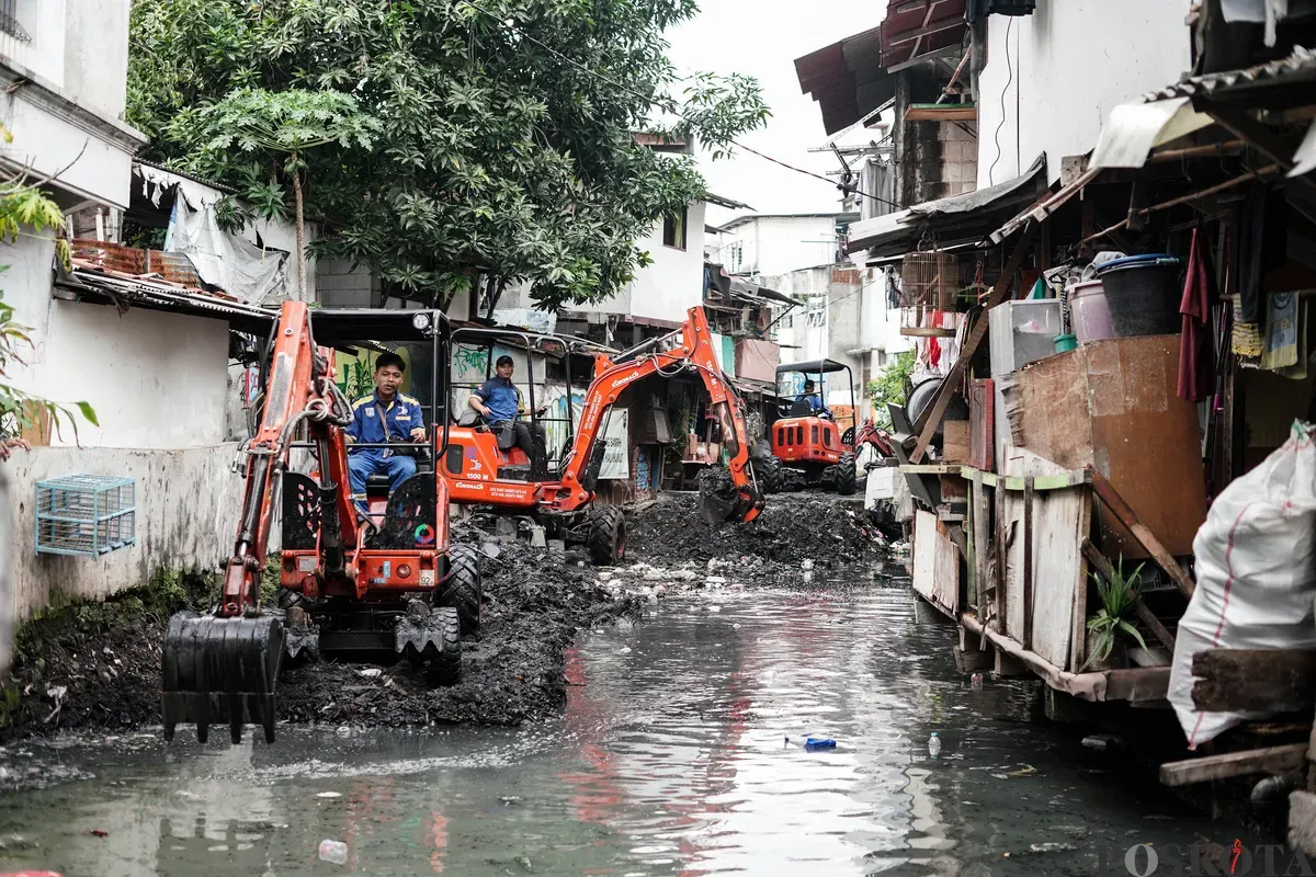 Petugas dari Suku Dinas Sumber Daya Air (SDA) Jakarta Pusat melakukan pengerukan anak Kali Krukut di kawasan Tanah Abang, Jakarta, Kamis, 17 Juli 2025. (Sumber: Poskota/Bilal Nugraha Ginanjar)