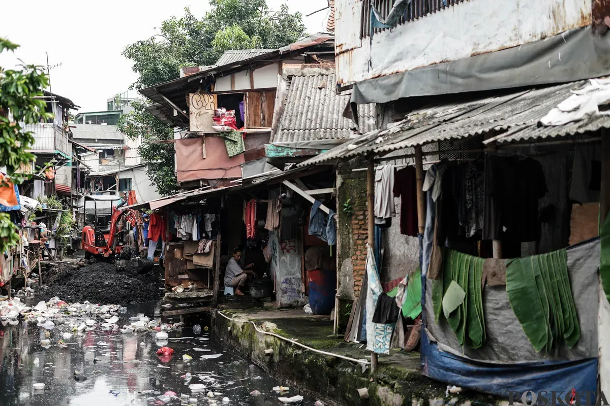 Petugas dari Suku Dinas Sumber Daya Air (SDA) Jakarta Pusat melakukan pengerukan anak Kali Krukut di kawasan Tanah Abang, Jakarta, Kamis, 17 Juli 2025. (Sumber: Poskota/Bilal Nugraha Ginanjar)