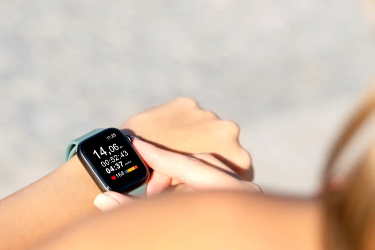 Ilustrasi smartwatch mirip Apple Watch dengan harga terjangkau. (Sumber: Freepik)