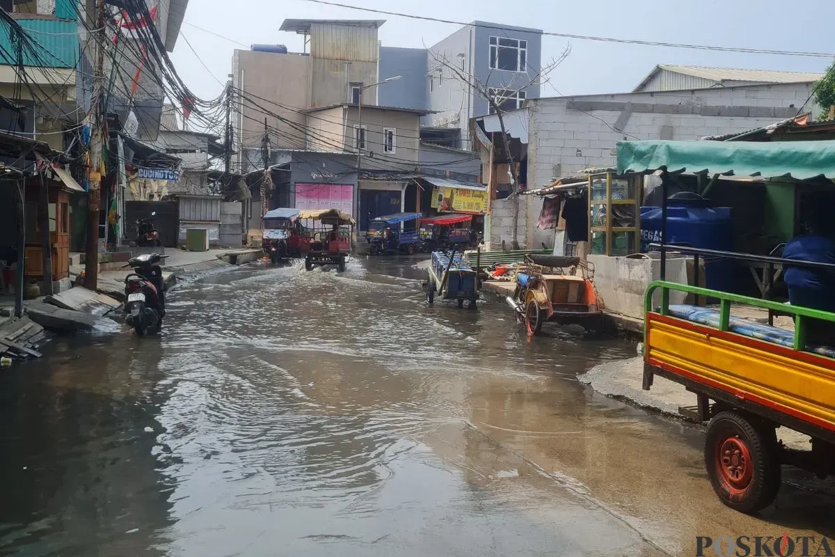 Suasan Kelurahan Muara Angke, Kecamatan Penjaringan, Jakarta Utara, tergenang banjir. (Sumber: Poskota/Pandi Ramedhan)