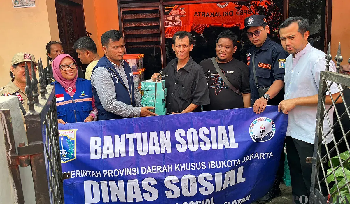 Sudinsos Jakarta Selatan menyalurkan bantuan kepada korban kebakaran di Bukit Duri, Tebet, Jakarta Selatan, pada Sabtu, 19 Juli 2025. (Sumber: POSKOTA | Foto: M Tegar Jihad)