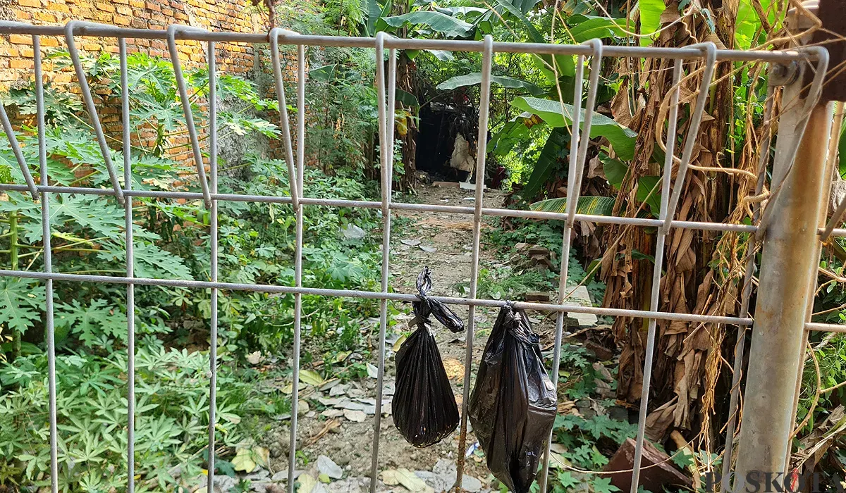 TKP ditemukannya jasad pria yang kondisinya sudah membusuk di bantaran Kali Pesanggrahan, Jakarta Barat pada Sabtu, 19 Juli 2025. (Sumber: POSKOTA | Foto: Pandi Ramedhan)