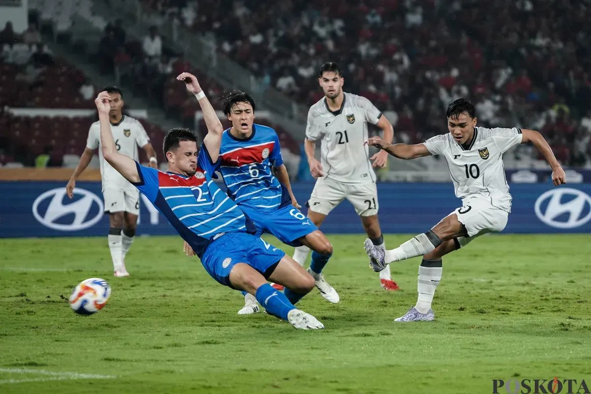 Pesepak bola Timnas U-23 Indonesia Arkhan Fikri menedang bola diantara pemain Timnas U-23 Filipina pada pertandingan penyisihan Grup A Piala AFF U-23 2025 di Stadion Utama Gelora Bung Karno (SUGBK), Senayan, Jakarta, Jumat (18/7/2025). (Sumber: Poskota/Bilal Nugraha Ginanjar)
