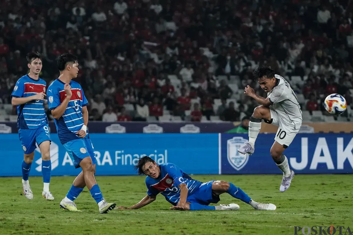 Pesepak bola Timnas U-23 Indonesia Arkhan Fikri menendang bola saat laga melawanTimnas U-23 Filipina pada pertandingan penyisihan Grup A Piala AFF U-23 2025 di Stadion Utama Gelora Bung Karno (SUGBK), Senayan, Jakarta, Jumat (18/7/2025). (Sumber: Poskota/Bilal Nugraha Ginanjar)