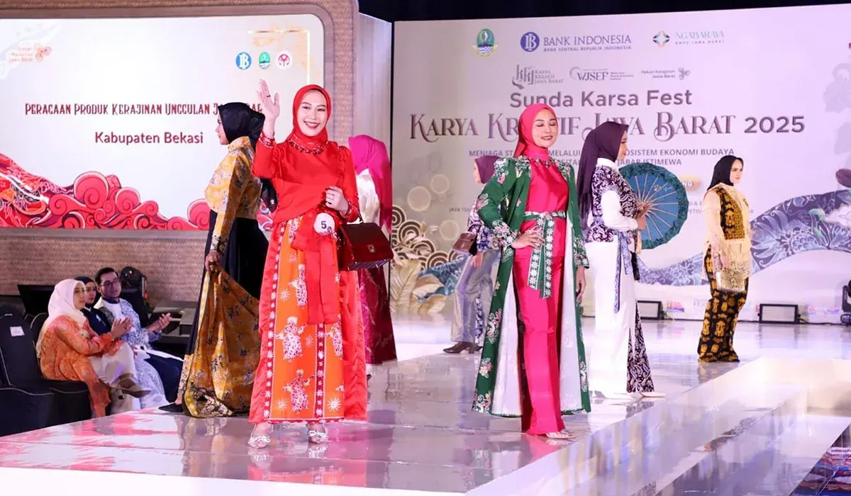 Ketua Dekranasda Kabupaten Bekasi, Marlynda Ade Kuswara, tampil dalam peragaan produk kerajinan di ajang Sunda Karsa Fest KKJ 2025 yang berlangsung di Trans Convention Centre Bandung, pada Jumat, 18 Juli 2025. (Sumber: Humas Pemkab Bekasi)