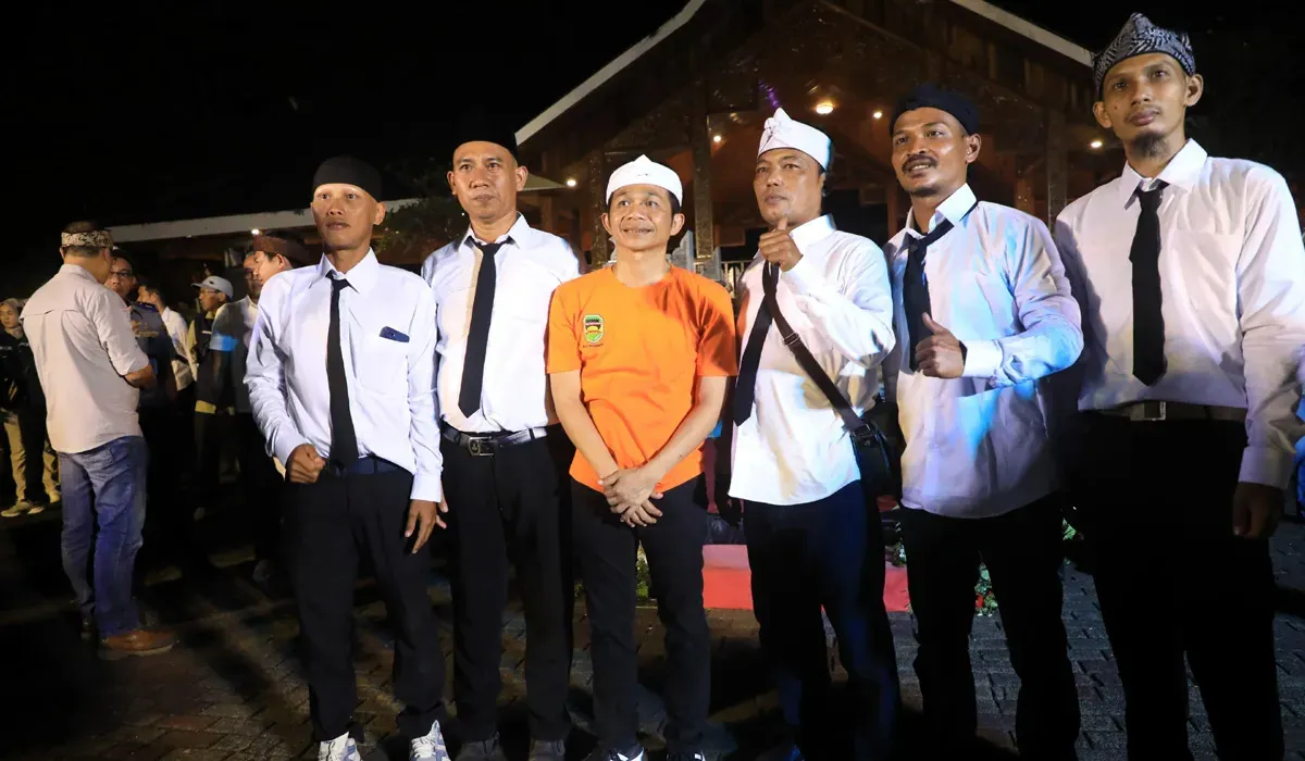 Bupati Purwakarta, Saepul Bahri Binzein, bersama sejumlah petugas kebersihan saat acara tukar nasib di Pendopo Purwakarta, Jumat malam, 18 Juli 2025. (Sumber: Diskominfo Purwakarta)