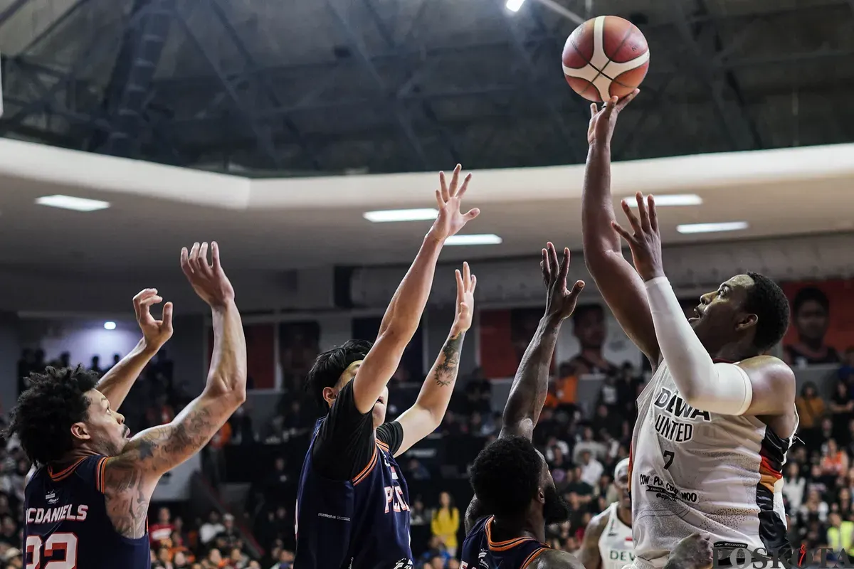 Pebasket Dewa United Banten Jordan Lavell Adams melakukan tembakan melewati hadangan pebasket Pelita Jaya Jakarta dalam laga ketiga babak final Indonesian Basket League (IBL) 2025 di GOR Soemantri Brodjonegoro, Kuningan, Jakarta, Minggu, 20 Juli 2025. (Sumber: Poskota/Bilal Nugraha Ginanjar)