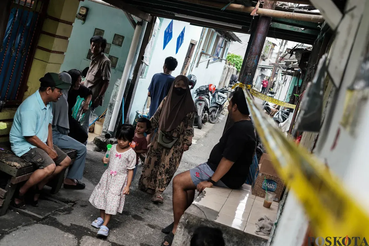 Sejumlah warga korban kebakaran mengungsi di tenda posko pengungisan, Bukit Duri, Tebet, Jakarta Selatan, Minggu, 20 Juli 2025. (Sumber: Poskota/Bilal Nugraha Ginanjar)