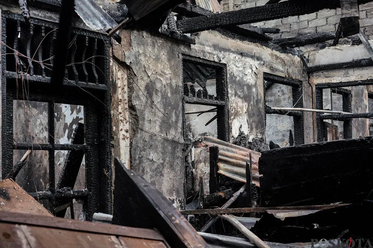 Sejumlah warga korban kebakaran mengungsi di tenda posko pengungisan, Bukit Duri, Tebet, Jakarta Selatan, Minggu, 20 Juli 2025. (Sumber: Poskota/Bilal Nugraha Ginanjar)