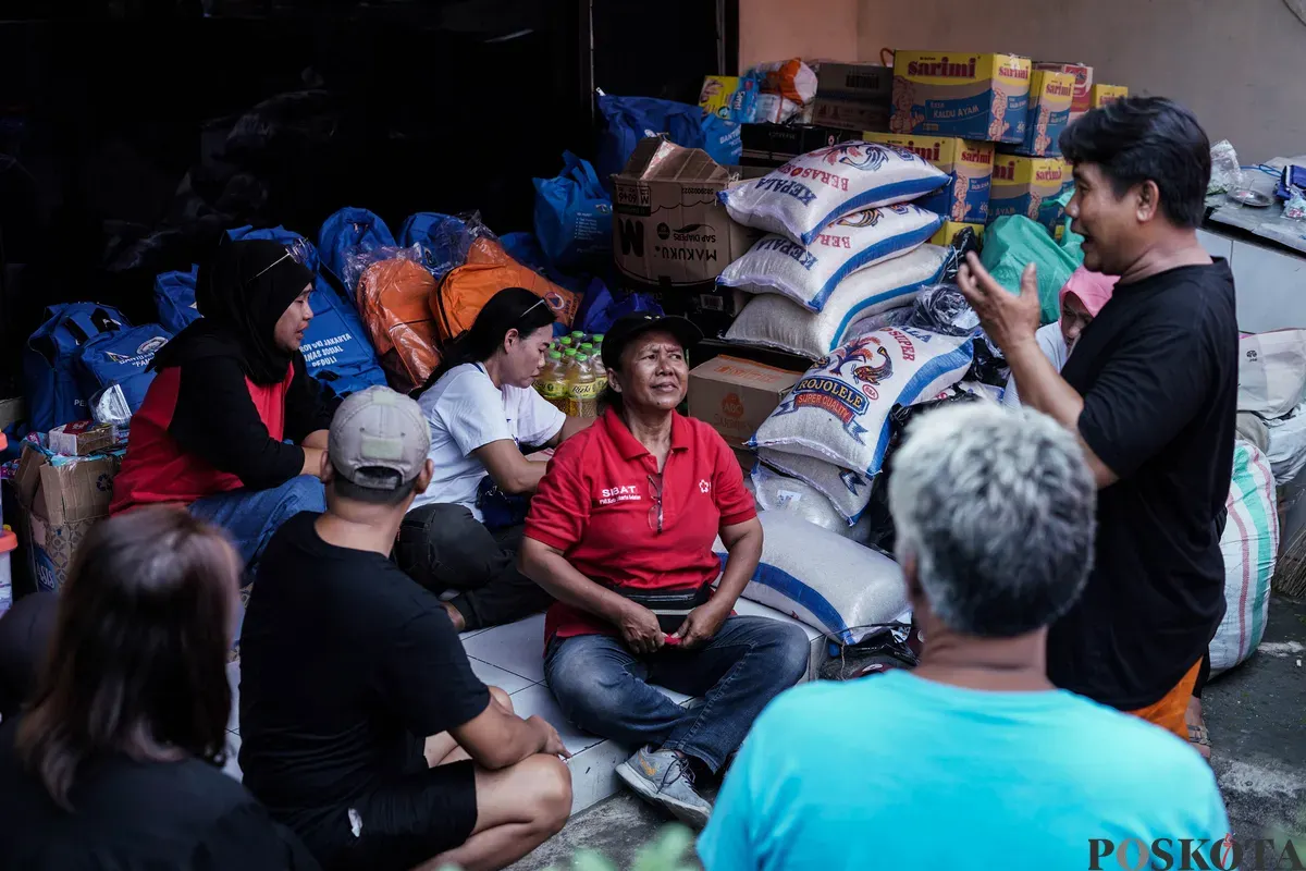 Sejumlah warga korban kebakaran mengungsi di tenda posko pengungisan, Bukit Duri, Tebet, Jakarta Selatan, Minggu, 20 Juli 2025. (Sumber: Poskota/Bilal Nugraha Ginanjar)