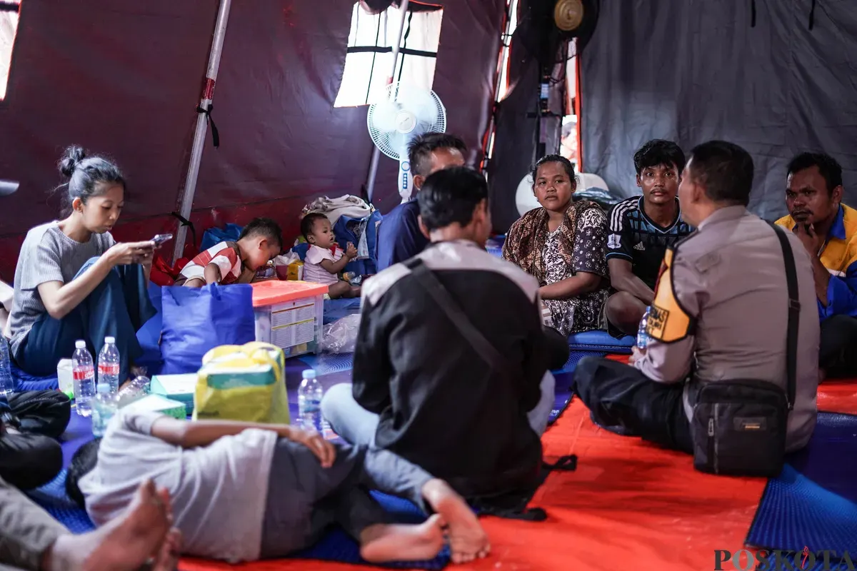 Sejumlah warga korban kebakaran mengungsi di tenda posko pengungisan, Bukit Duri, Tebet, Jakarta Selatan, Minggu, 20 Juli 2025. (Sumber: Poskota/Bilal Nugraha Ginanjar)