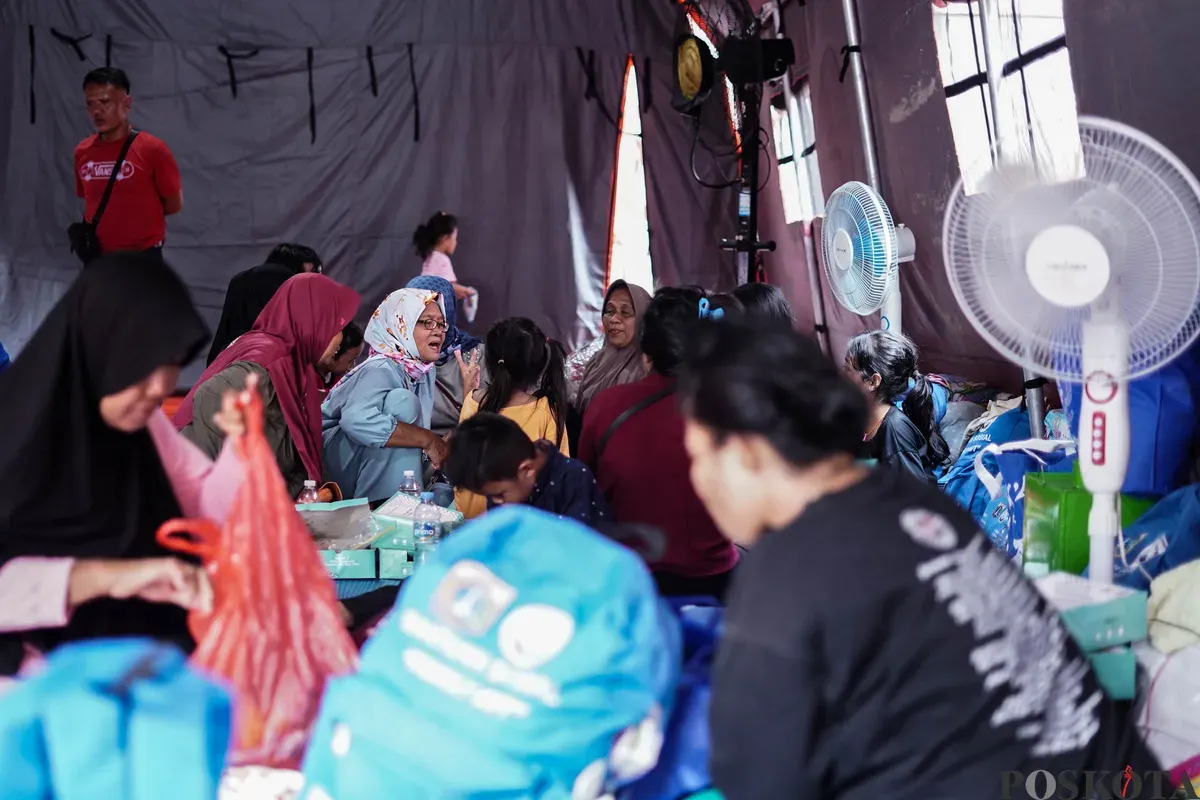 Sejumlah warga korban kebakaran mengungsi di tenda posko pengungisan, Bukit Duri, Tebet, Jakarta Selatan, Minggu, 20 Juli 2025. (Sumber: Poskota/Bilal Nugraha Ginanjar)