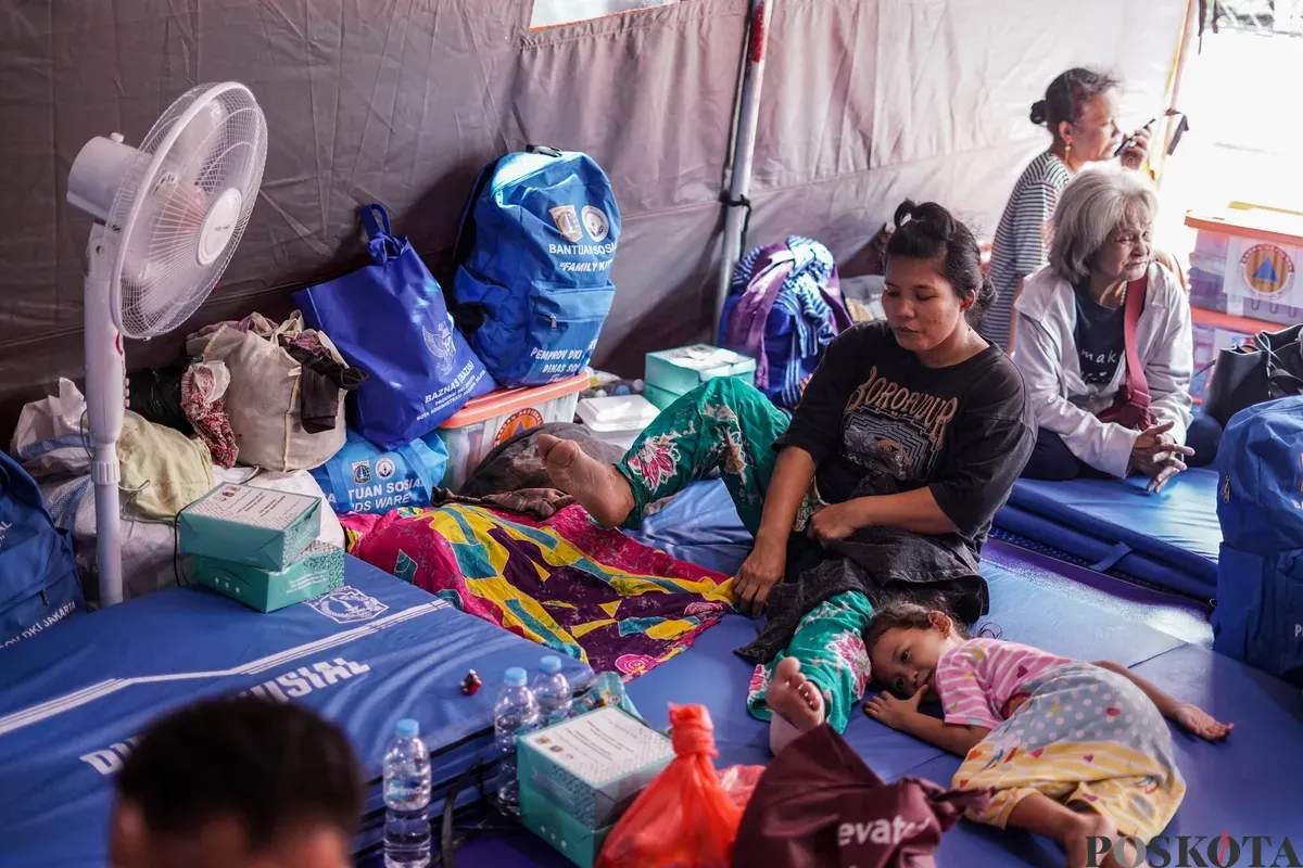 Sejumlah warga korban kebakaran mengungsi di tenda posko pengungisan, Bukit Duri, Tebet, Jakarta Selatan, Minggu, 20 Juli 2025. (Sumber: Poskota/Bilal Nugraha Ginanjar)