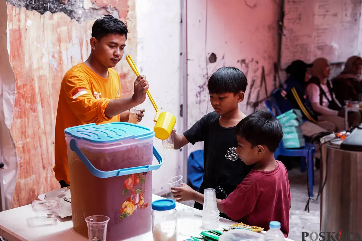 Sejumlah warga korban kebakaran mengungsi di tenda posko pengungisan, Bukit Duri, Tebet, Jakarta Selatan, Minggu, 20 Juli 2025. (Sumber: Poskota/Bilal Nugraha Ginanjar)