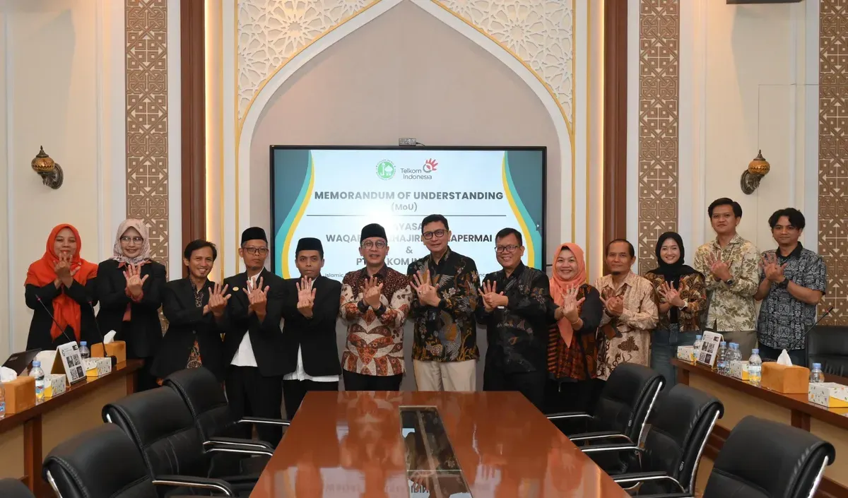 EVP Telkom Regional II Edie Kurniawan dan Ketua Yayasan Waqaf Al Muhajirien Jakapermai Mohammad Syafiudin beserta jajaran dari masing-masing pihak usai penandatanganan MoU, di Bekasi, kemarin. (Sumber: Dok. Telkom)