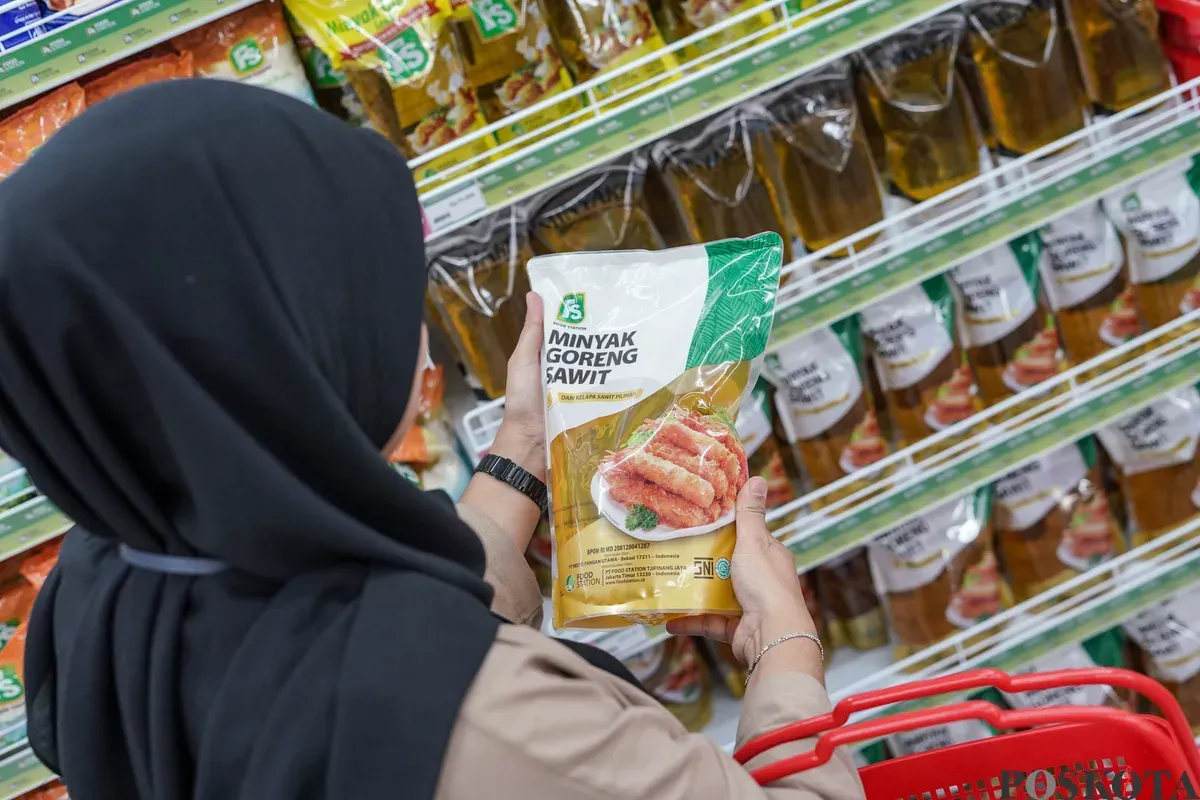 Pengunjung mengamati produk yang dijual di gerai Koperasi Kelurahan Merah Putih Melawai, Blok M, Kebayoran Baru, Jakarta Selatan, Senin, 21 Juli 2025. (Sumber: Poskota/Bilal Nugraha Ginanjar)