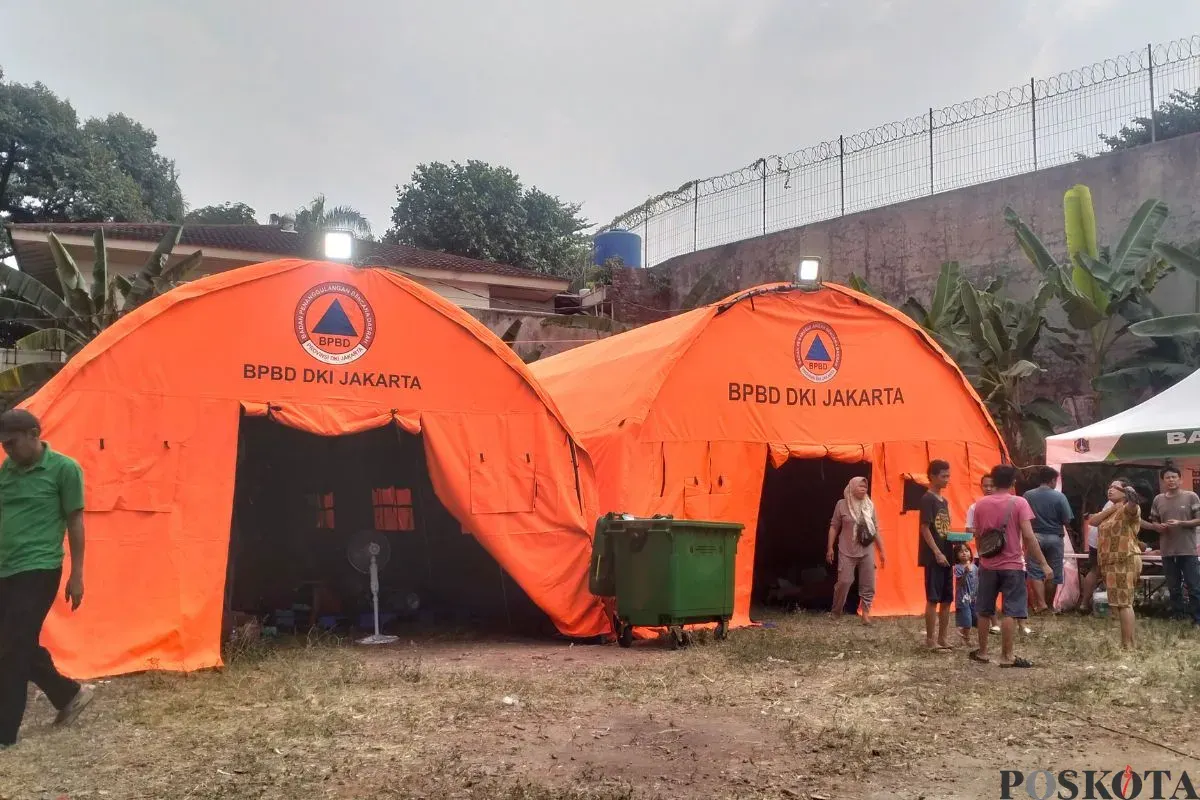 Tenda pengungsian untuk pengungsi kebakaran di Jalan Juraganan 1, Grogol Utara, Kebayoran Lama, Jakarta Selatan, Senin, 21 Juli 2025. (Sumber: Poskota/Muhammad Tegar Jihad Al Faruq)