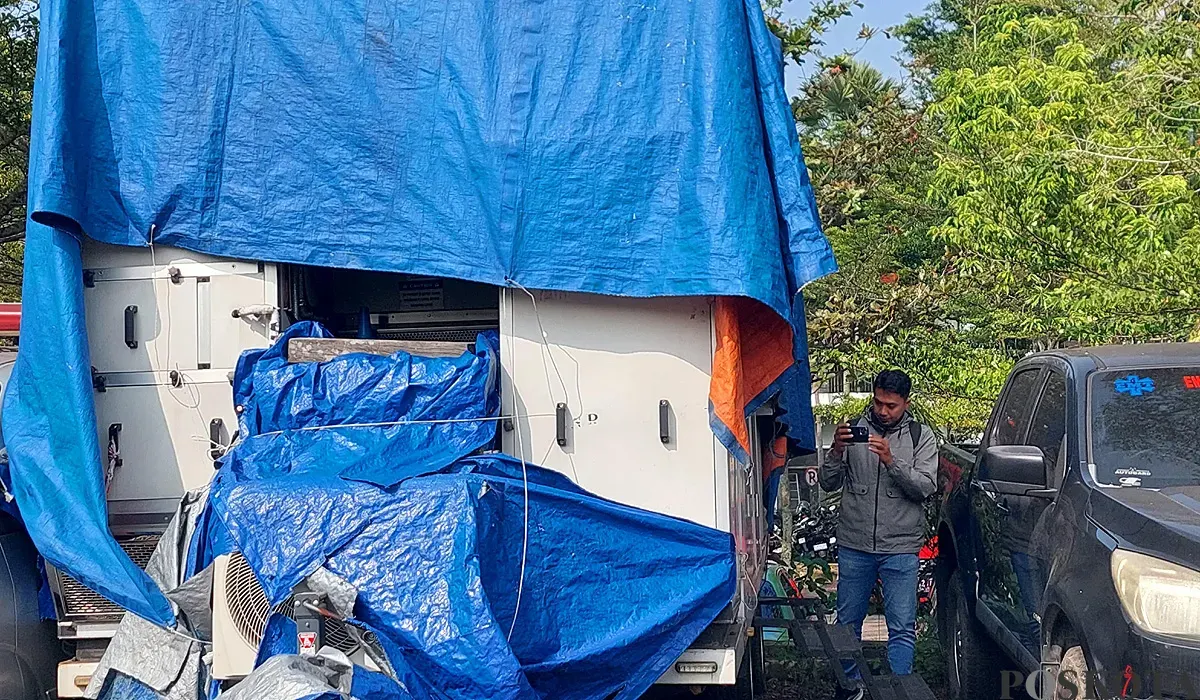 Kondisi mobil Caravan laboratorium Covid-19 yang terparkir di halaman kantor Dinkes Bandung Barat, Senin, 20 Juli 2025. (Sumber: POSKOTA | Foto: Gatot Poedji Utomo)
