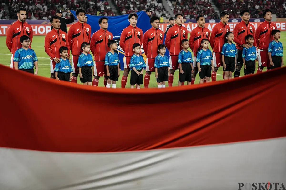 Para pemain Timnas U-23 Indonesia menyanyikan lagu kebangsaan Indonesia Raya ketika melawan Timnas U-23 Malaysia dalam pertandingan penyisihan Grup A Piala AFF U-23 2025 di Stadion Utama Gelora Bung Karno (SUGBK), Senayan, Jakarta, 18 Juli 2025. (Sumber: Poskota/Bilal Nugraha Ginanjar)