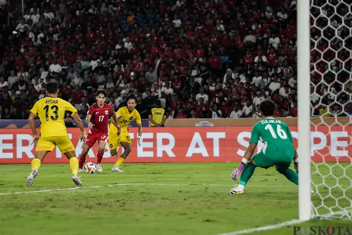 Pemain Timnas U-23 Indonesia Victor Benjamin Dethan menggiring bola melwati para pemain Timnas U-23 Malaysia dalam pertandingan penyisihan Grup A Piala AFF U-23 2025 di Stadion Utama Gelora Bung Karno (SUGBK), Senayan, Jakarta, 18 Juli 2025. (Sumber: Poskota/Bilal Nugraha Ginanjar)