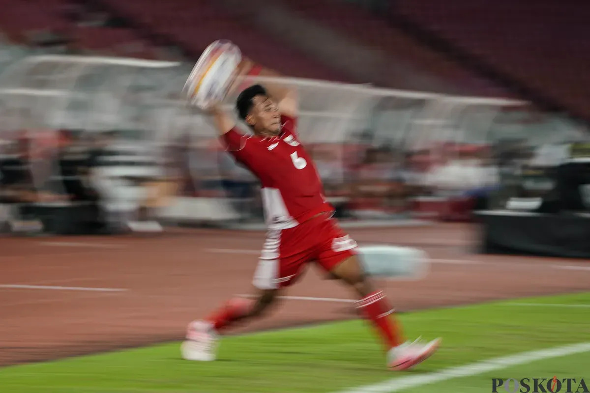 Pemain Timnas U-23 Indonesia Robby Darwis melempar bola ketika berhadapan dengan Timnas U-23 Malaysia dalam pertandingan penyisihan Grup A Piala AFF U-23 2025 di Stadion Utama Gelora Bung Karno (SUGBK), Senayan, Jakarta, 18 Juli 2025. (Sumber: Poskota/Bilal Nugraha Ginanjar)