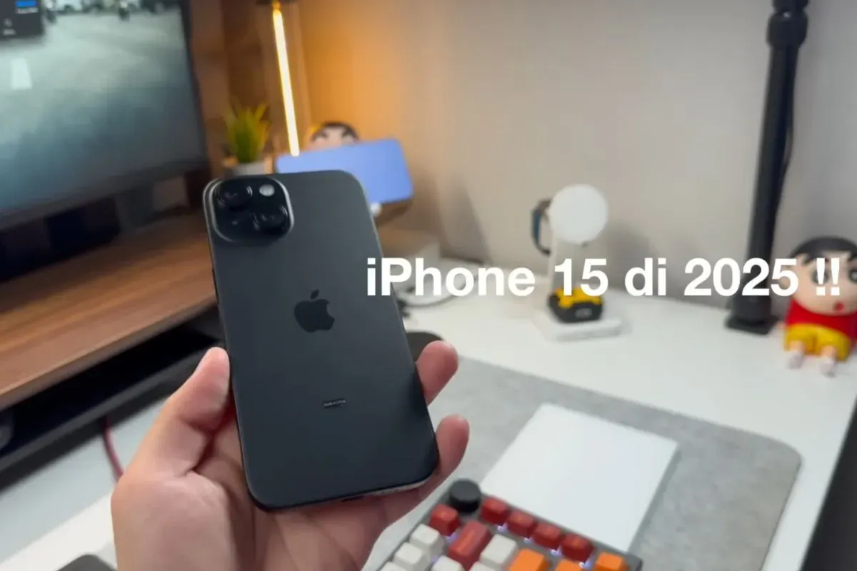iPhone 15 di tahun 2025 apakah masih layak dibeli? Simak ulasannya. (Sumber: YouTube/iamcherish Apple Pro)