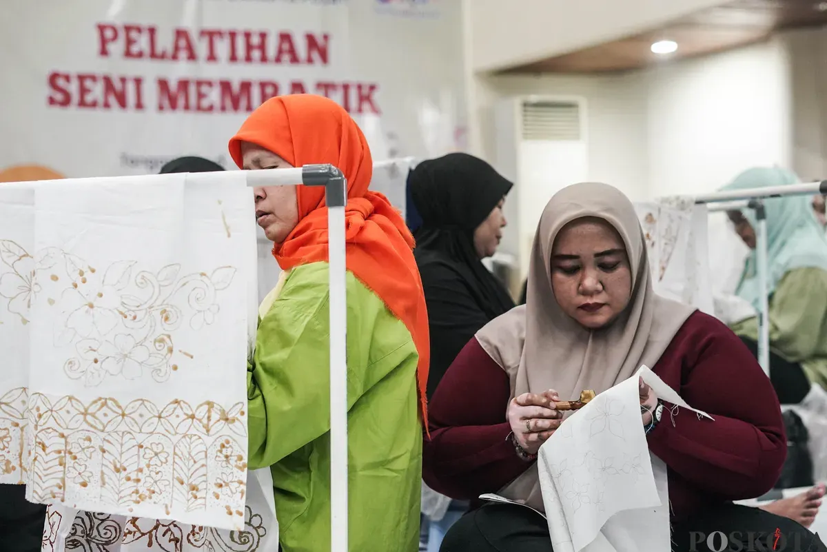 Peserta mengikuti pelatihan membatik di Gedung Pusat Pelatihan Seni Budaya (PPSB) M Mashabi, Tanah Abang, Jakarta, Senin, 23 Juli 2025. (Sumber: Poskota/Bilal Nugraha Ginanjar)