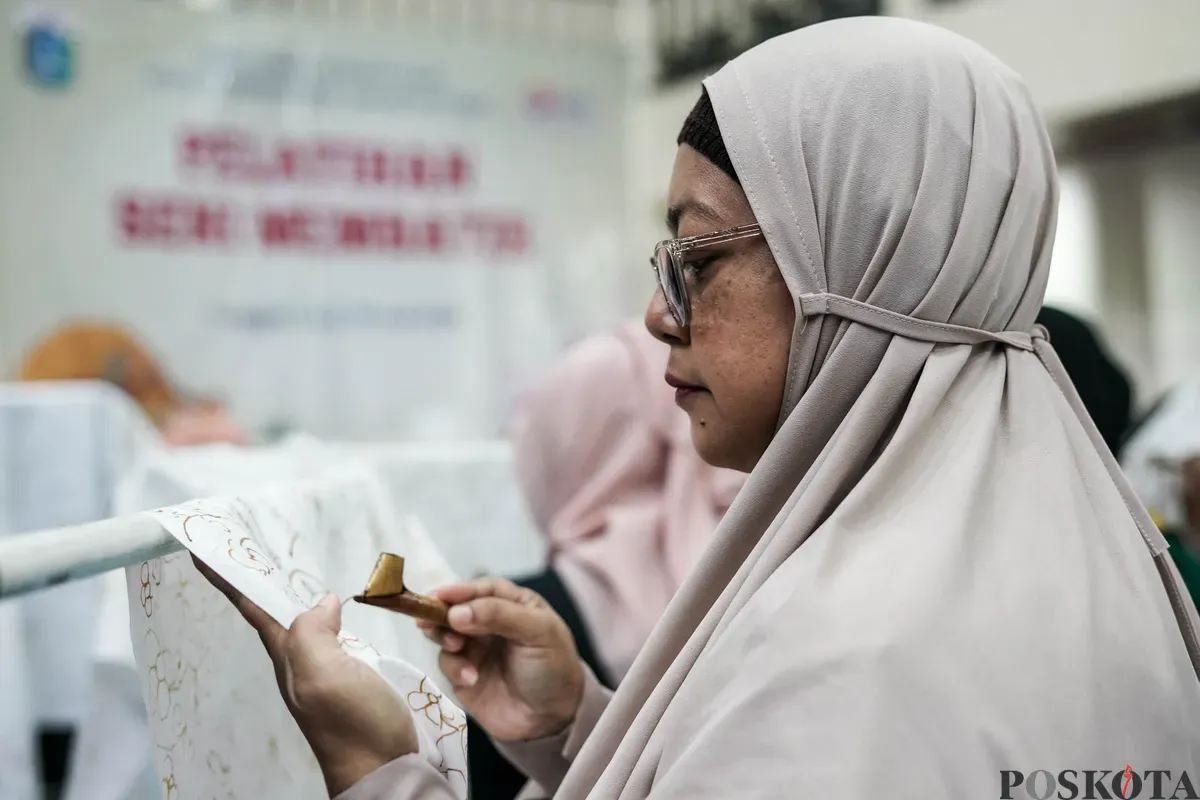 Peserta mengikuti pelatihan membatik di Gedung Pusat Pelatihan Seni Budaya (PPSB) M Mashabi, Tanah Abang, Jakarta, Senin, 23 Juli 2025. (Sumber: Poskota/Bilal Nugraha Ginanjar)