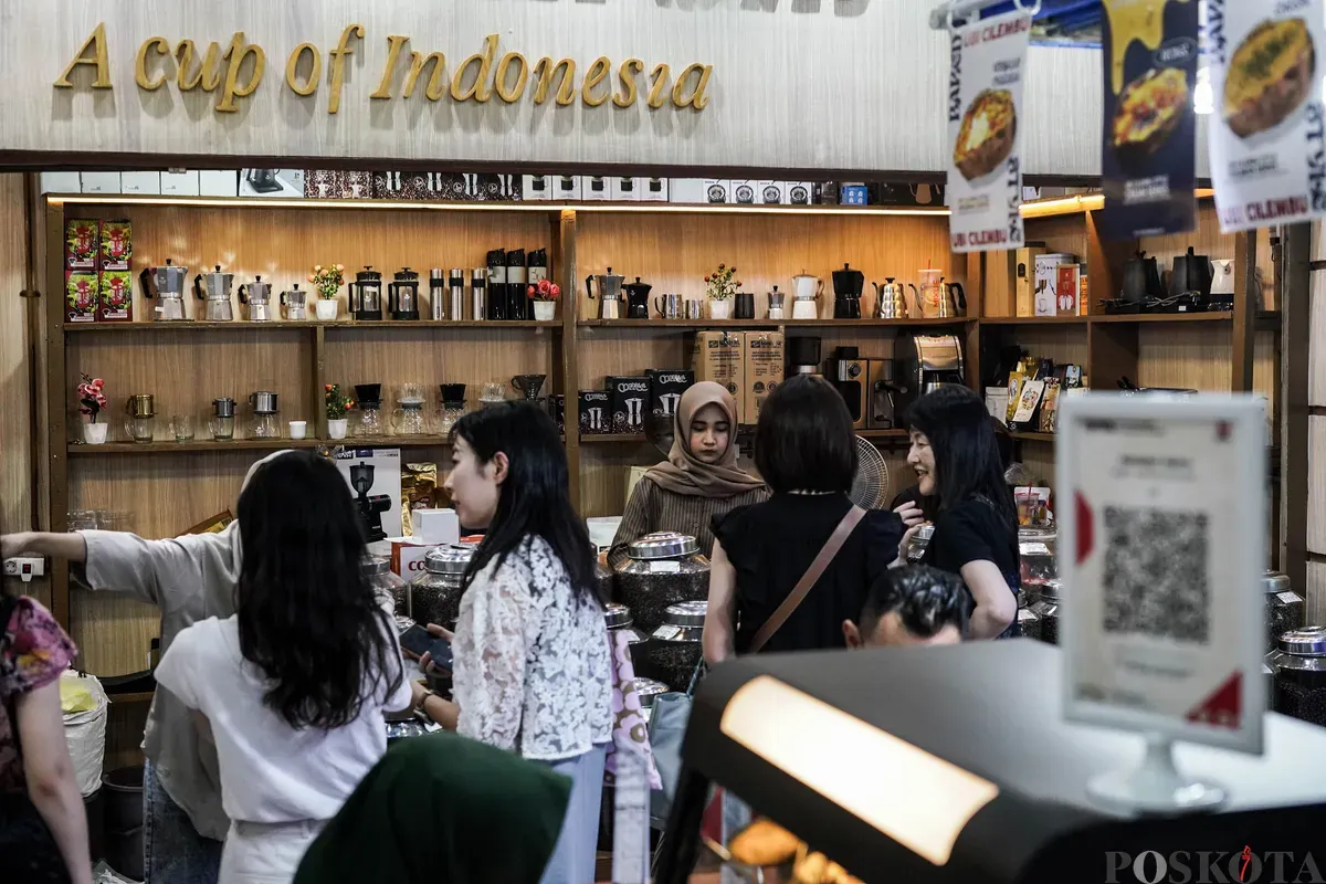Warga melakukan transaksi QRIS di salah satu kedai kopi di Pasar Santa, Jakarta, Selasa, 22 Juli 2025. (Sumber: Poskota/Bilal Nugraha Ginanjar)