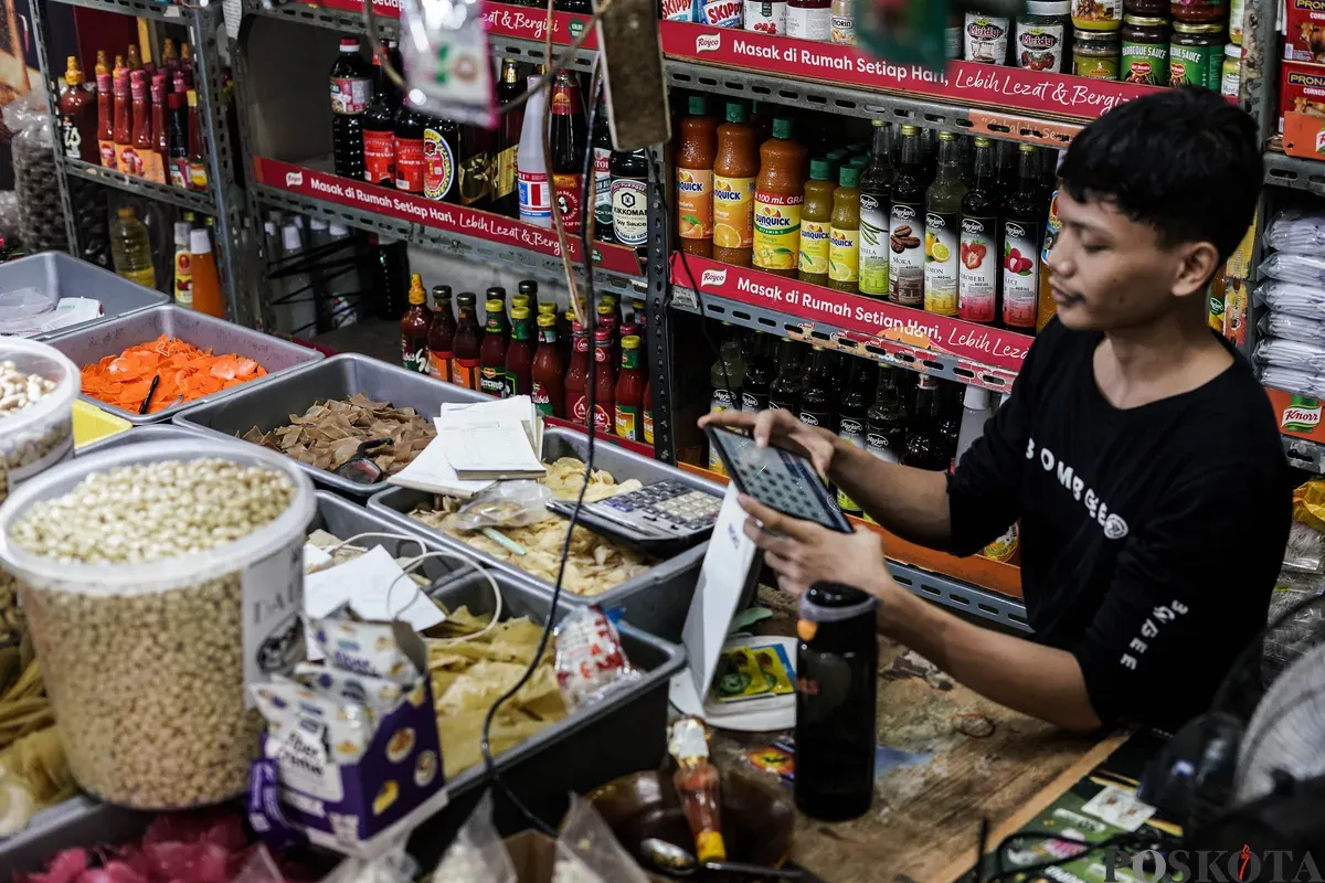 Warga melakukan transaksi QRIS di salah satu kedai kopi di Pasar Santa, Jakarta, Selasa, 22 Juli 2025. (Sumber: Poskota/Bilal Nugraha Ginanjar)