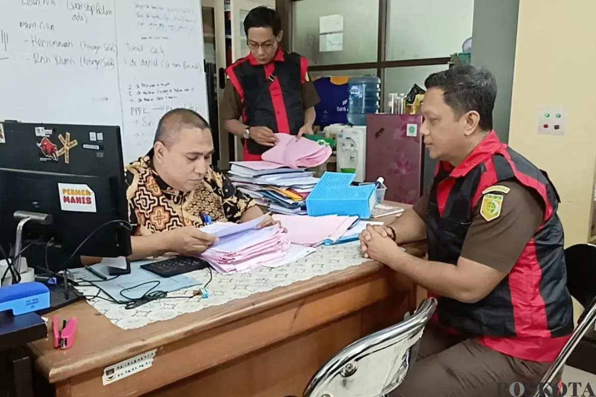 Kejari Bale Bandung menggeledah kantor Dinkes Bandung Barat, Kamis, 24 Juli 2025. (Sumber: Poskota/Gatot Poedji Utomo)