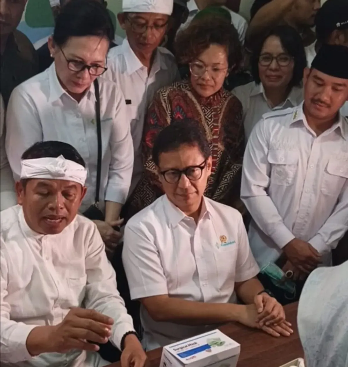 Gubernur Jabar Dedi Mulyadi, bersama Menkes RI Budi Gunadi Sadikin dan Bupati Bekasi Ade Kuswara Kunang, meninjau pelaksanaan program penanggulangan kusta di Puskesmas Sirnajaya, Kecamatan Serang Baru, kemarin (Sumber: Dok. Pemkab Bekasi)