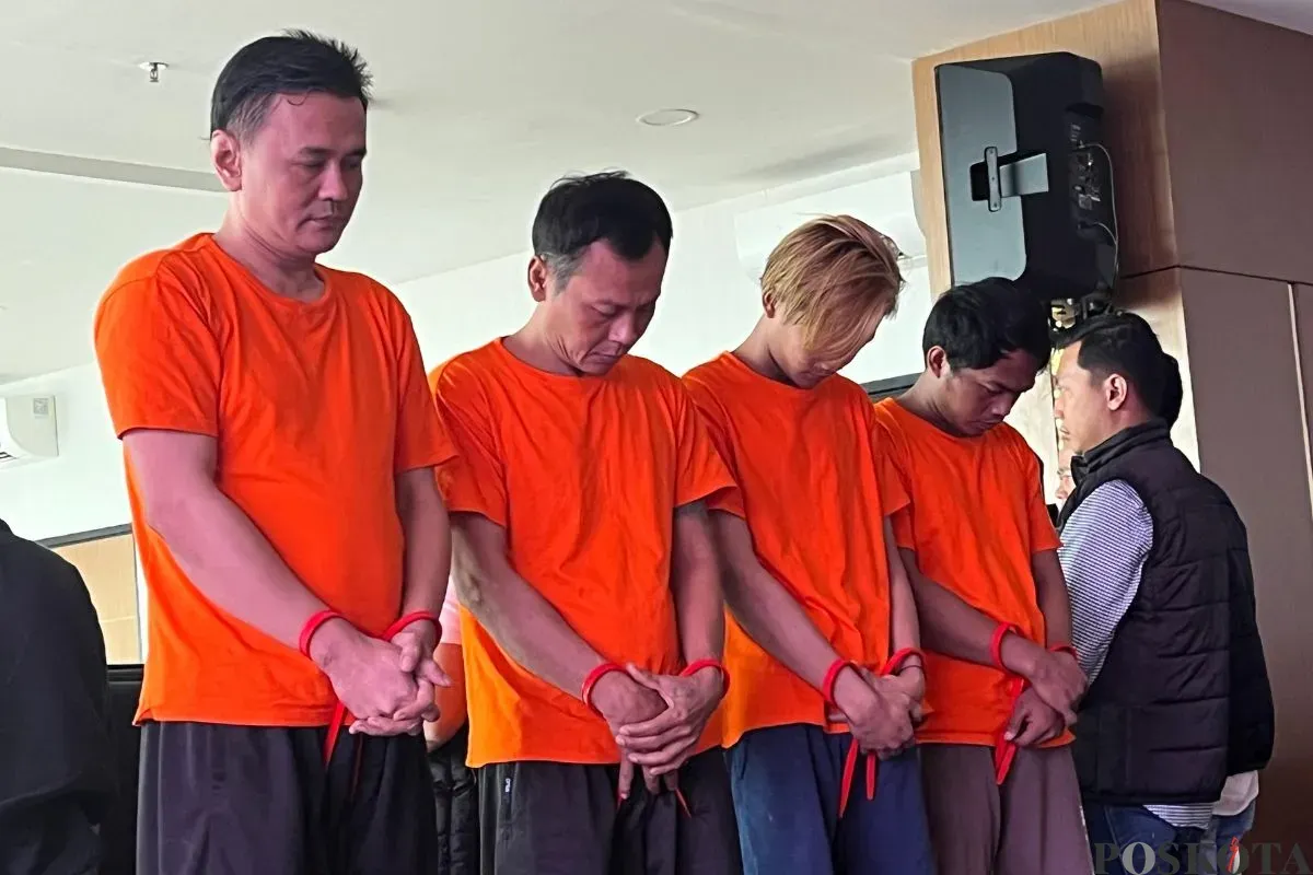 Konferensi pers pengungkapan kasus oli palsu di Mapolres Metro Jakarta Barat, Kamis, 24 Juli 2025. (Sumber: Poskota/Pandi Ramedhan)