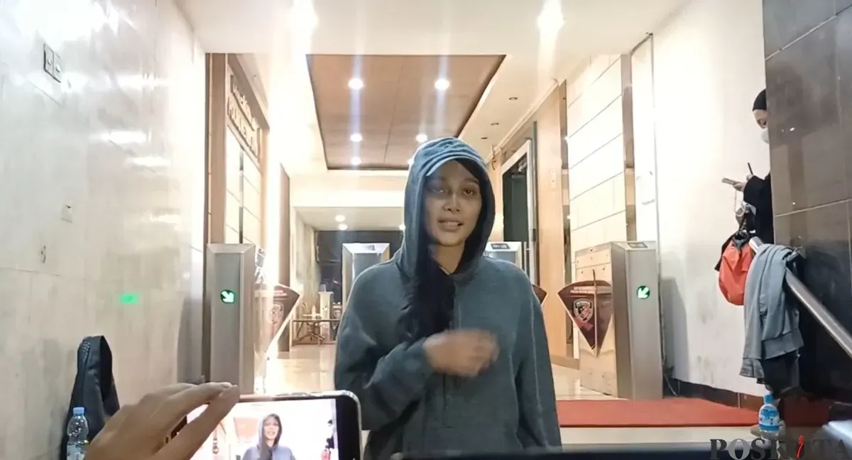 Erika carlina ajukan 2 saksi laporan pengancaman terhadap DJ Panda (Sumber: Poskota/Ali Mansur)