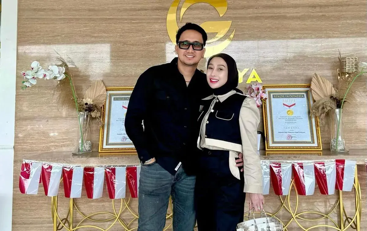 Suami dr Reza Gladys, Attaubah Mufid mendadak jadi sorotan publik setelah kehadirannya di ruang sidang kasus Nikita Mirzani. (Sumber: Instagram/@attaubah.mufid)