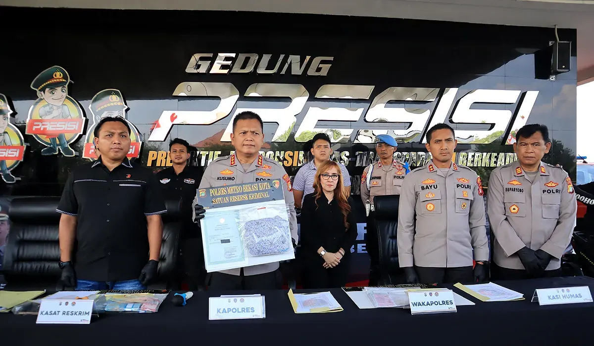 Kapolres Metro Bekasi Kota, Kombes Kusumo Wahyu Bintoro (kedua dari kiri) menunjukkan barang bukti kasus pencabulan ayah kepada anak kandungnya. (Sumber: Dok Polres Bekasi Kota)