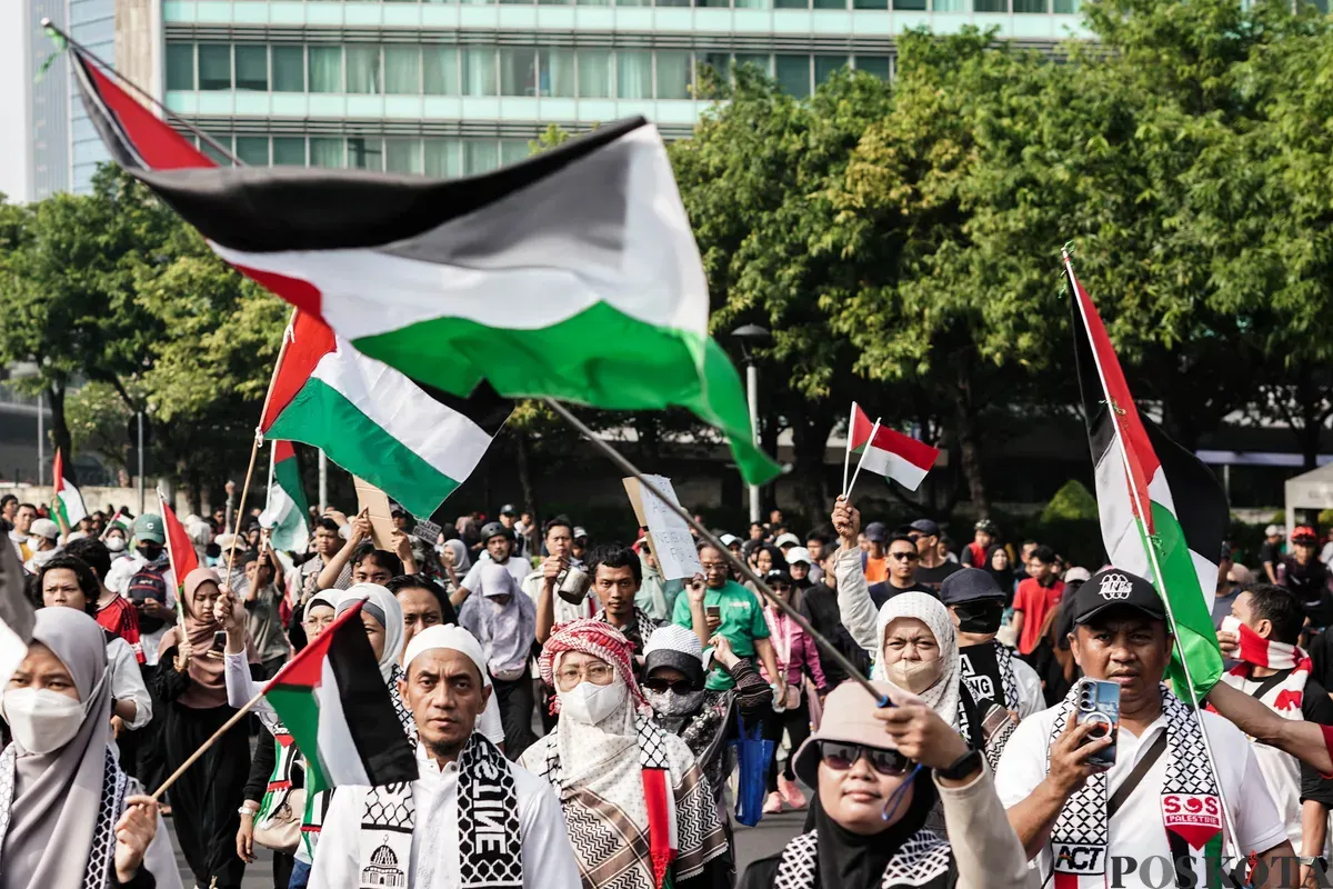 Warga yang tergabung dalam Aliansi Rakyat Indonesia Bela Palestina menggelar aksi long march di area car free day (CFD), atau hari bebas kendaraan bermotor (HBKB), Bundaran HI, Jakarta, Minggu, 27 Juli 2025. (Sumber: Poskota/Bilal Nugraha Ginanjar)