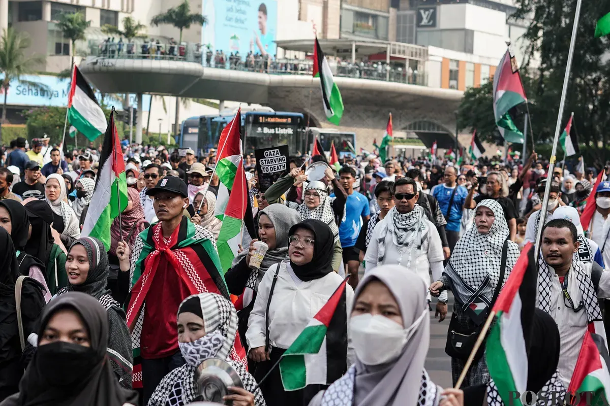 Warga yang tergabung dalam Aliansi Rakyat Indonesia Bela Palestina menggelar aksi long march di area car free day (CFD), atau hari bebas kendaraan bermotor (HBKB), Bundaran HI, Jakarta, Minggu, 27 Juli 2025. (Sumber: Poskota/Bilal Nugraha Ginanjar)