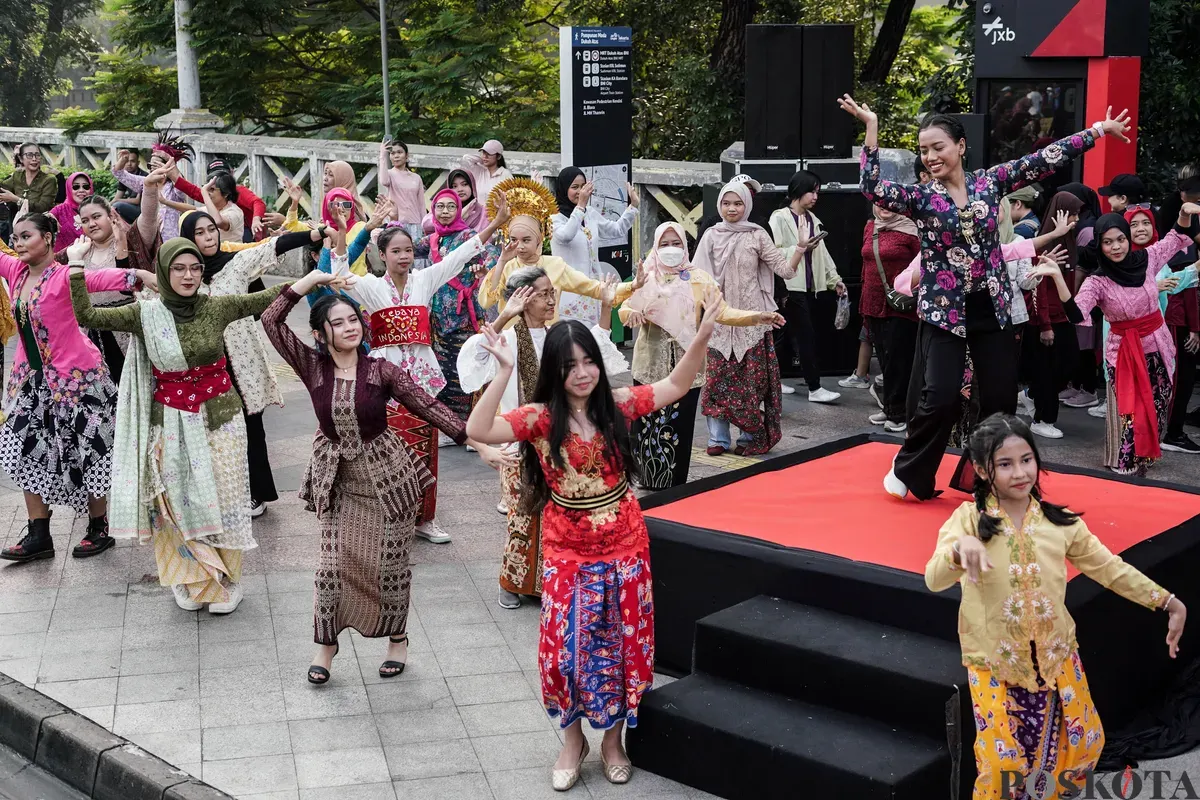 Sejumlah warga memakai kebaya melakukan flash mob saat acara Berlenggok Berkebaya di Taman Budaya Dukuh Atas, Jakarta, Minggu, 27 Juli 2025. (Sumber: Poskota/Bilal Nugraha Ginanjar)