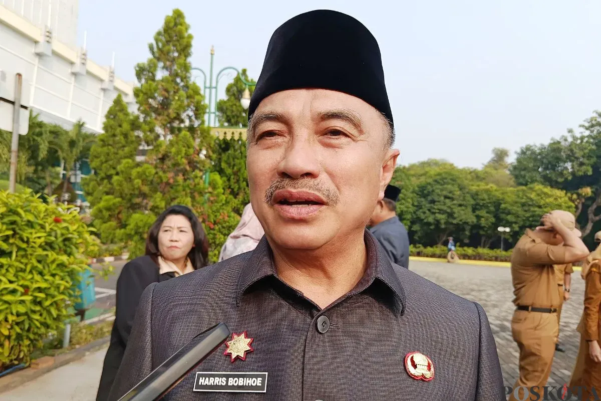 Wakil Wali Kota Bekasi, Abdul Harris Bobihoe memastikan operasi pasar murah di 12 Kecamatan Kota Bekasi, Senin, 28 Juli 2025. (Sumber: Poskota/Nurpini Aulia Rapika)