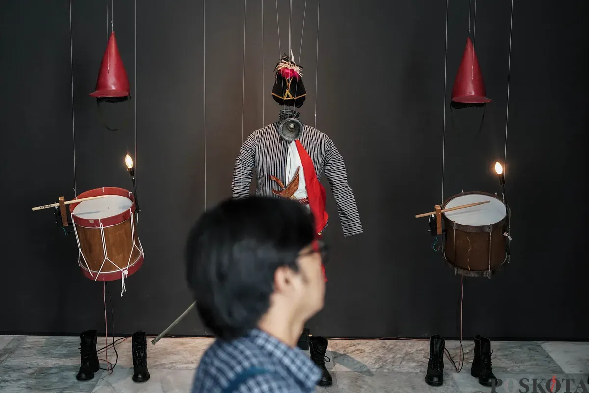 Pengunjung mengamati karya pada pameran Pameran NYALA: 200 Tahun Perang Diponegoro, di Galeri Nasiona Indonesia, Jakarta, Rabu, 23 Juli 2025. (Sumber: Poskota/Bilal Nugraha Ginanjar)