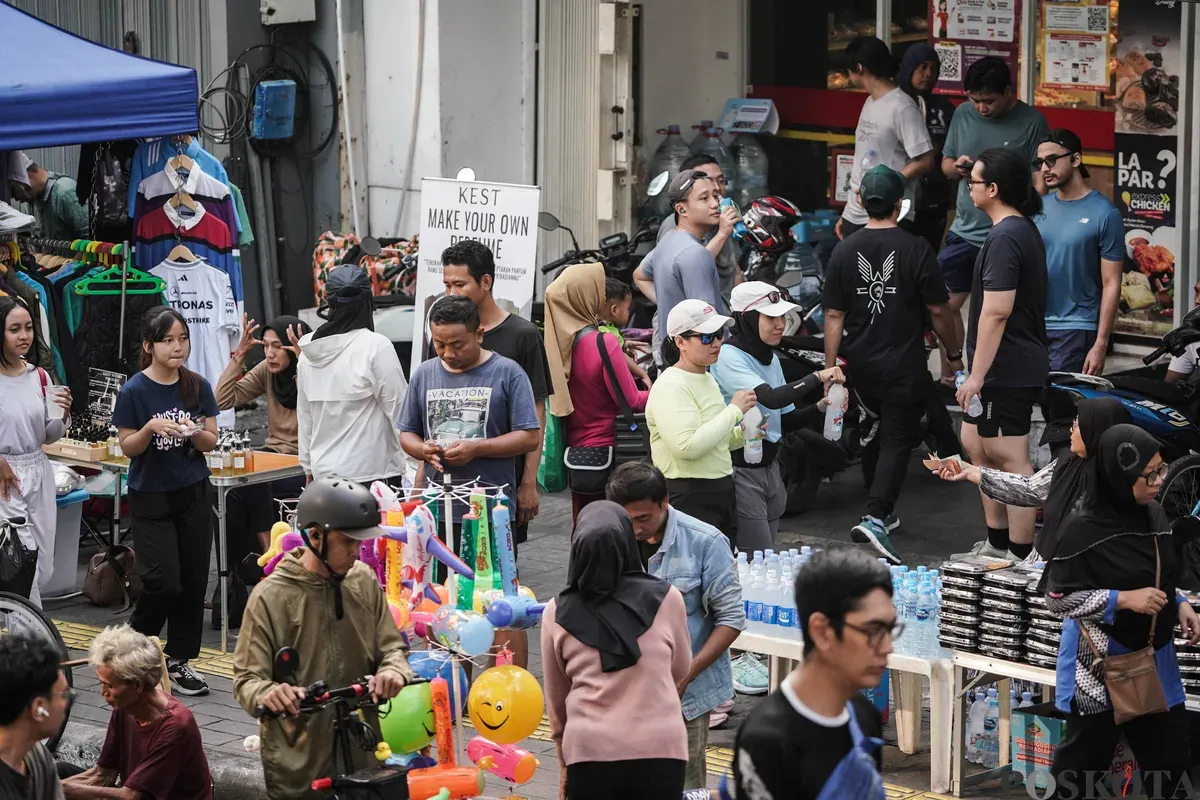 Warga berolahraga saat hari bebas kendaraan bermotor (HBKB) di kawasan Jalan Jenderal Sudirman, Jakarta, Minggu, 27 Juli 2025. (Sumber: Poskota/Bilal Nugraha Ginanjar)