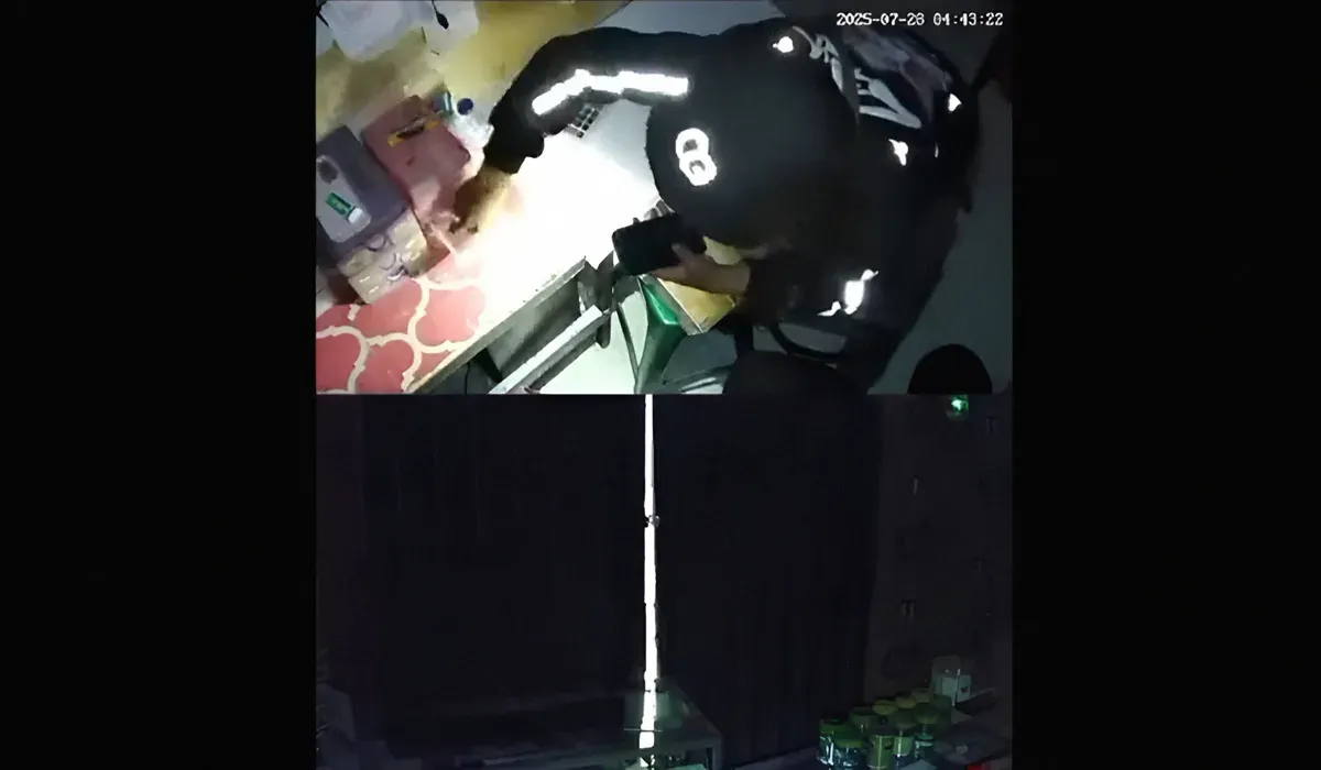 Tangkap layar CCTV aksi maling di sebuah konter ponsel di Kampung Irian, Kelurahan Ujung Harapan, Kecamatan Bekasi Utara, Kota Bekasi.